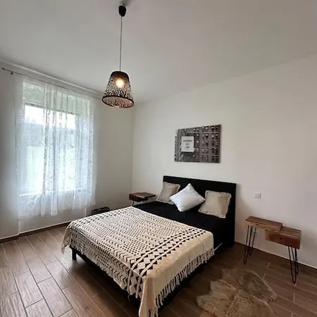 Cozy En Pleine Foret Apartment Bining
